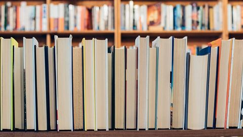 Mehrere Regale mit Büchern.