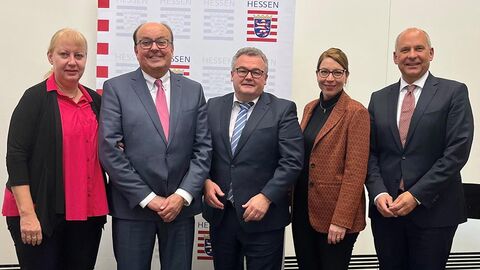 v.l.n.r.: Heike Merle, Ehefrau von Herrn Merle, Dieter Merle, Präsident des Hessischen Finanzgerichts a. D., Michael Knab Präsident des Hessischen Finanzgerichts, Jessica Knab-Henrichs, Ehefrau von Herrn Knab und Staatsminister Prof. Dr. Roman Poseck
