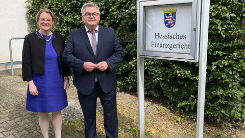 Staatssekretärin Tanja Eichner und Präsident des Finanzgerichts Michael Knab stehen vor dem Schild des Hessischen Finanzgerichts. Staatssekretärin Tanja Eichner und Präsident des Finanzgerichts Michael Knab stehen vor dem Schild des Hessischen Finanzgerichts.