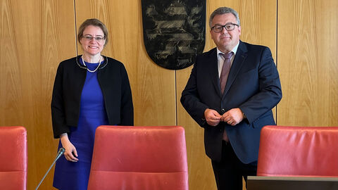 Staatssekretärin Tanja Eichner und Präsident des Finanzgerichts Michael Knab stehen nebeneinander Staatssekretärin Tanja Eichner und Präsident des Finanzgerichts Michael Knab stehen nebeneinander