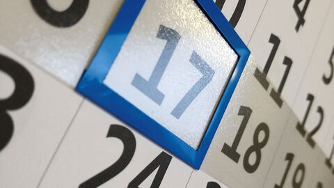 Detail eines Kalenders mit dem Fokus auf dem 17. eines Monats.